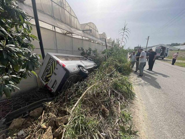 Antalya&rsquo;da okul servisi şarampole devrildi: 6 &ouml;ğrenci yaralı 2