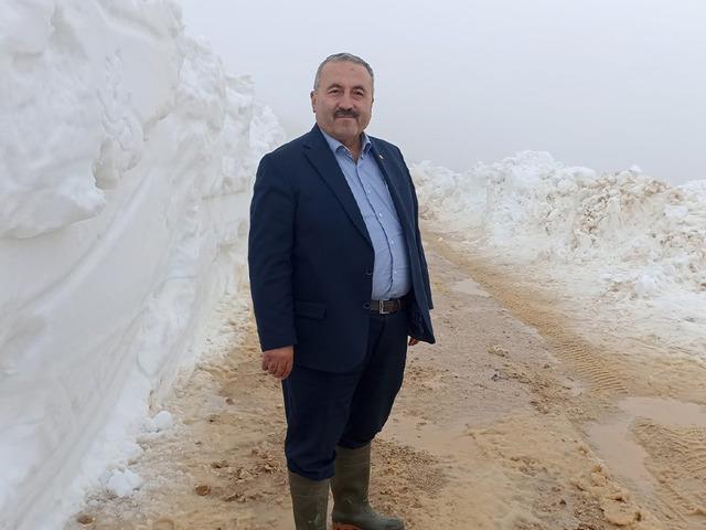 Mayıs g&uuml;neşiyle kar yağdı! Giresun'da metrelerce y&uuml;kseklikte