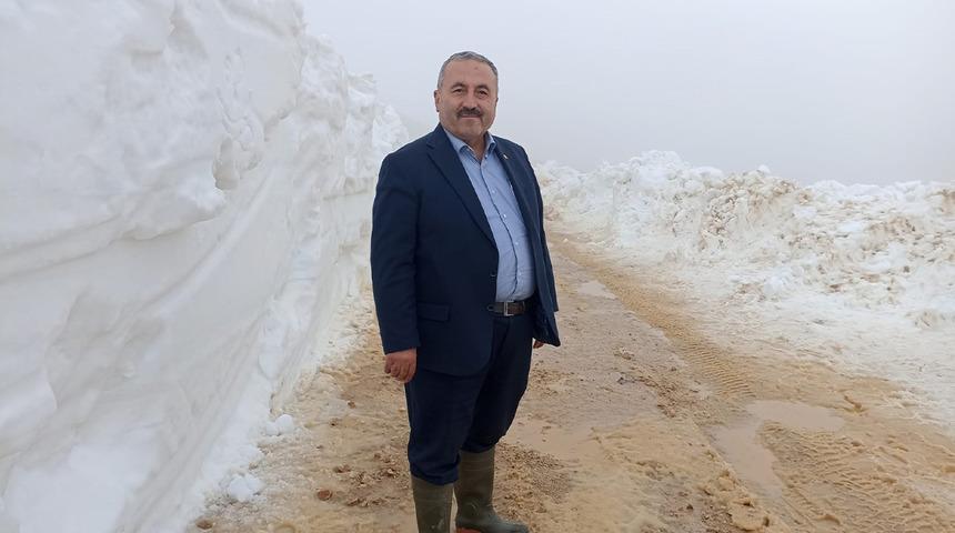 Mayıs g&uuml;neşiyle kar yağdı! Giresun'da metrelerce y&uuml;kseklikte