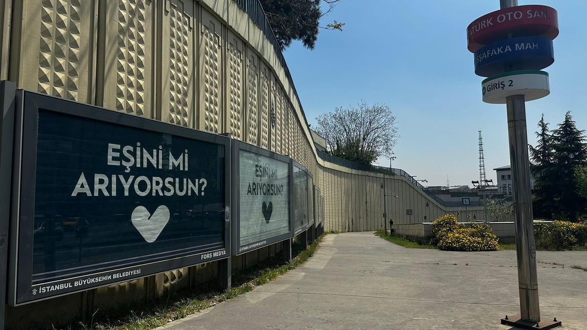  Sabah evden çıkanlar gözlerine inanamadı! Şehrin dört bir yanındaki bu yazıların sırrı ne? 1