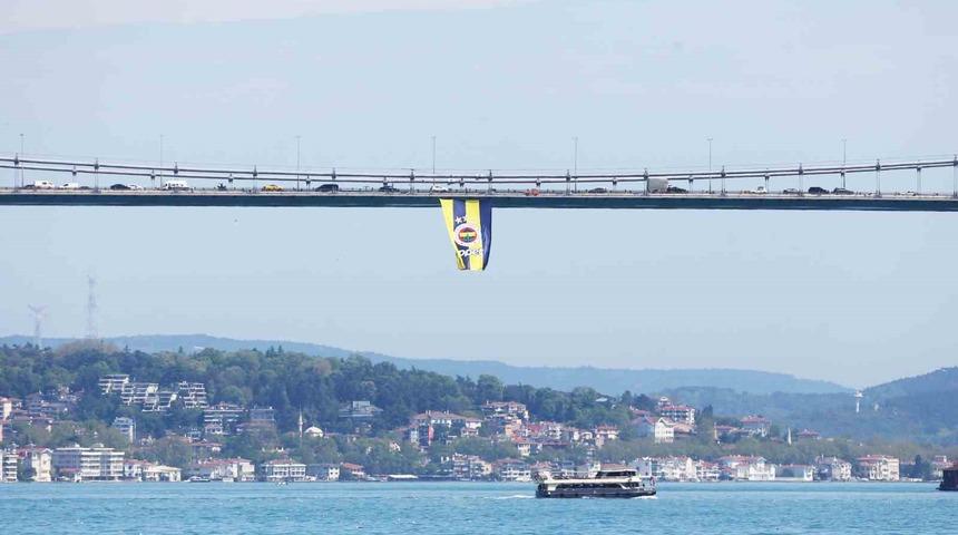 Euroleague şampiyonu olan Fenerbah&ccedil;e&rsquo;nin bayrakları k&ouml;pr&uuml;lere asıldı