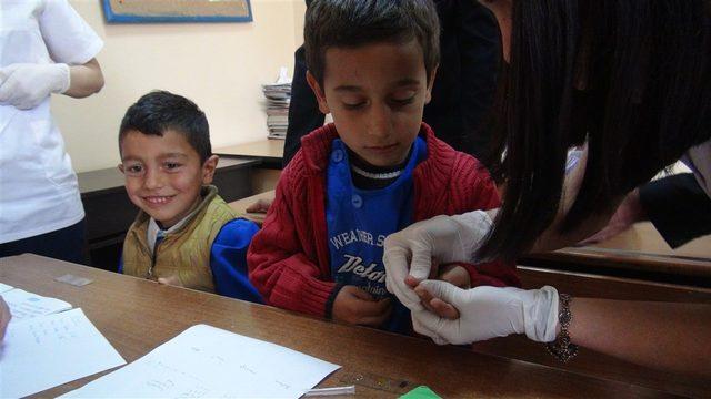 Kan alınırken iğne batırılan çocuk, hem güldü hem de güldürdü