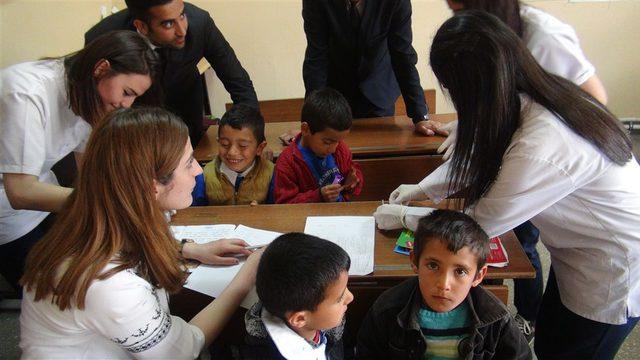 Kan alınırken iğne batırılan çocuk, hem güldü hem de güldürdü