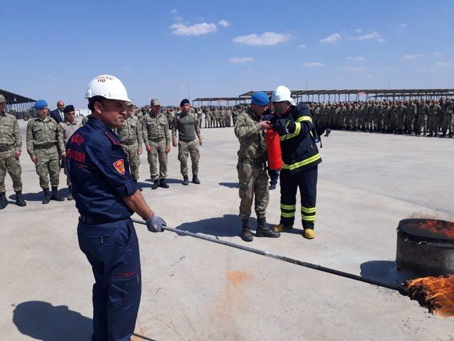 Üs Bölgesindeki askerlere yangına müdahale eğitimi