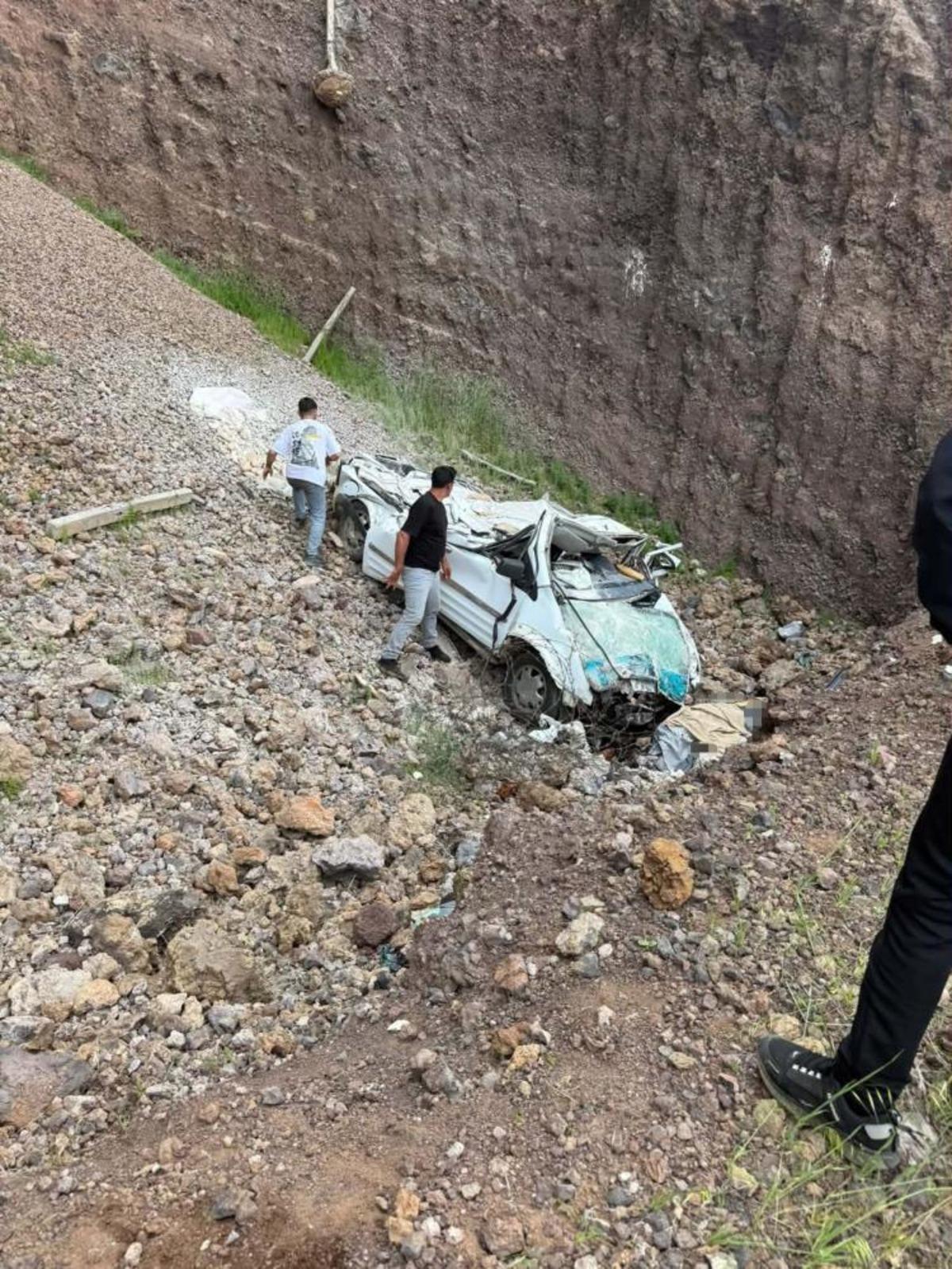 Şanlıurfa&rsquo;da kamyonet u&ccedil;uruma yuvarlandı: 1 &ouml;l&uuml; 2