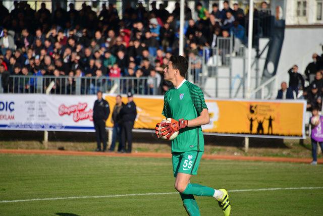 Stoperdi, yedek kaleci kovulunca kaleci oldu