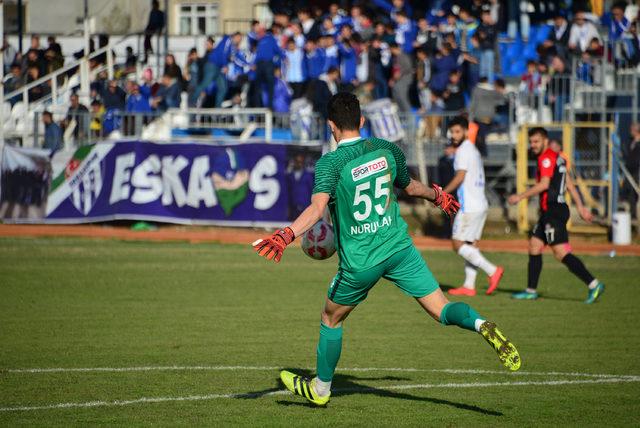 Stoperdi, yedek kaleci kovulunca kaleci oldu