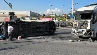 Servis aracı tır ile &ccedil;arpıştı: 7 yaralı, 1 &ouml;l&uuml;