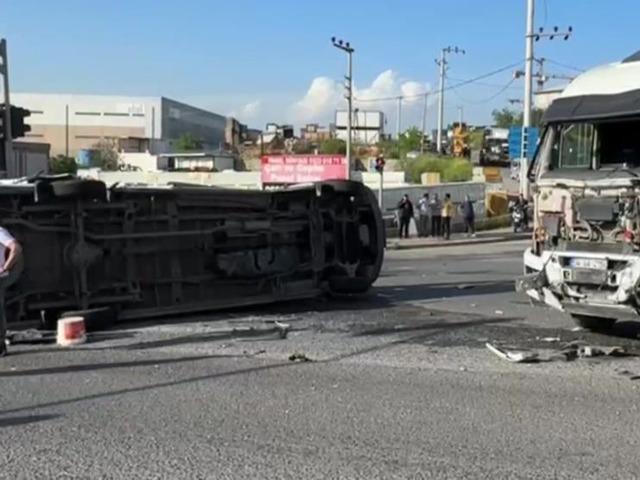 Servis aracı tır ile &ccedil;arpıştı: 7 yaralı, 1 &ouml;l&uuml;