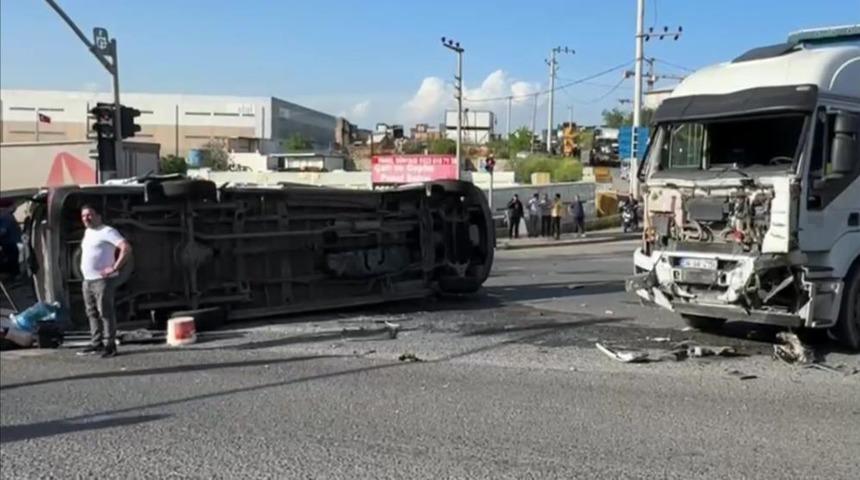 Kocaeli'de tır ile &ccedil;arpışan servis aracındaki 8 yaralıdan 1'i hayatını kaybetti