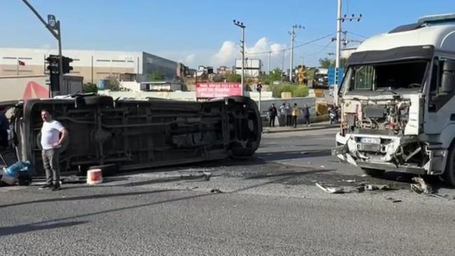 Kocaeli'de tır ile çarpışan servis aracındaki 8 yaralıdan 1'i hayatını kaybetti