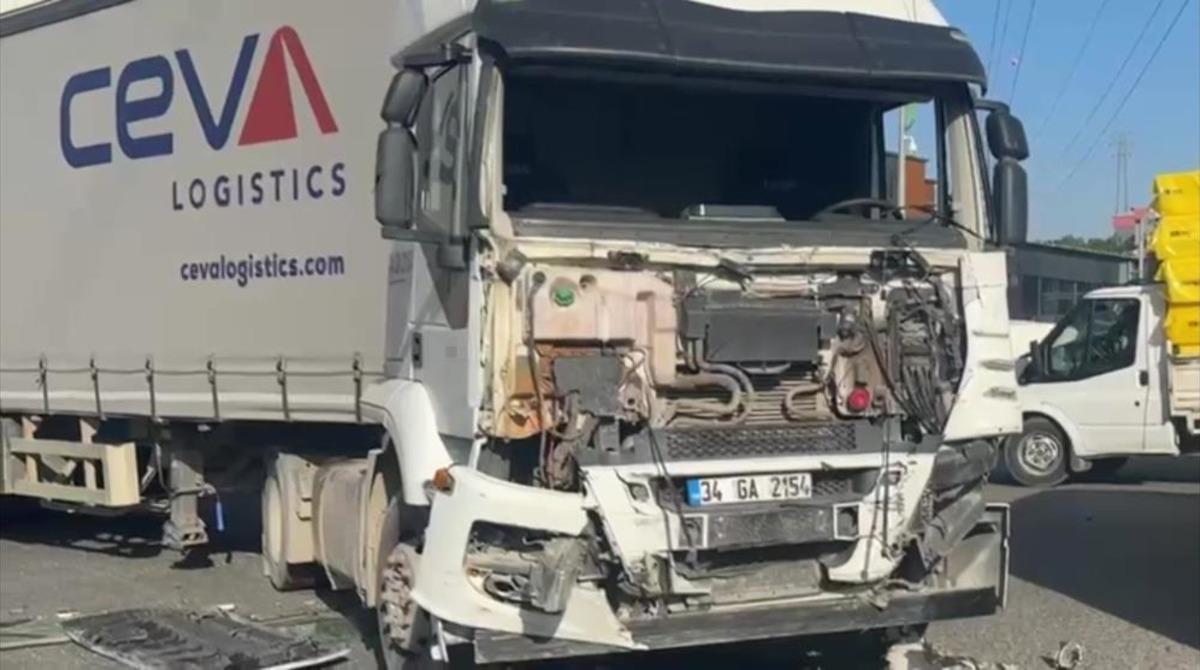 Kocaeli de tır ile &ccedil;arpışan servis aracındaki 8 yaralıdan 1 i hayatını kaybetti 1