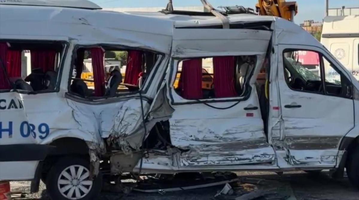 Kocaeli de tır ile &ccedil;arpışan servis aracındaki 8 yaralıdan 1 i hayatını kaybetti 2