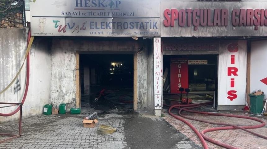 İstanbul'da korkutan yangın! 8 saatte s&ouml;nd&uuml;r&uuml;lebildi: 'Deprem oluyor sandık'
