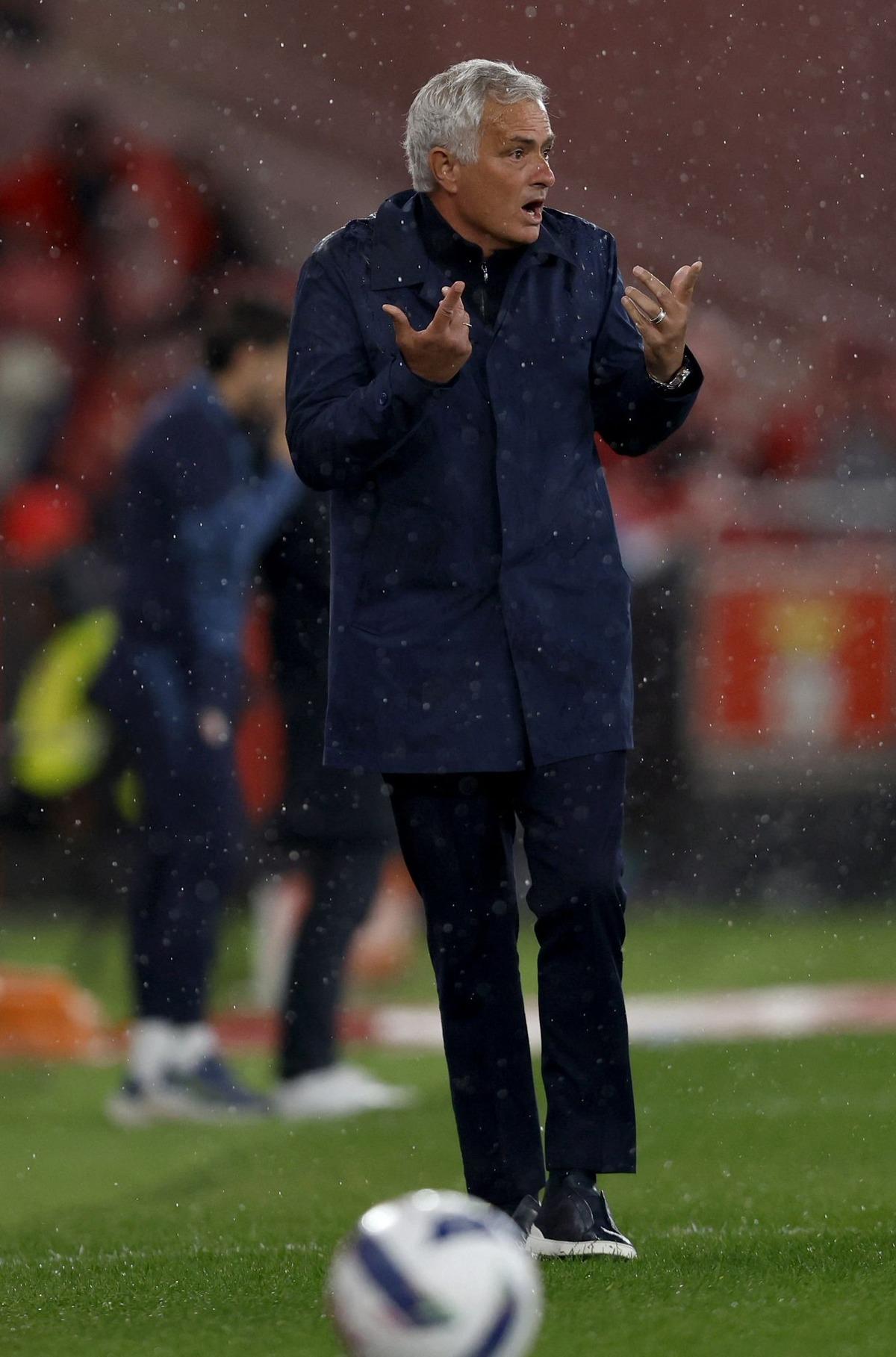Benfica’ya Şampiyonlar Ligi şoku! Mourinho namağlup ama 3. sırada 3