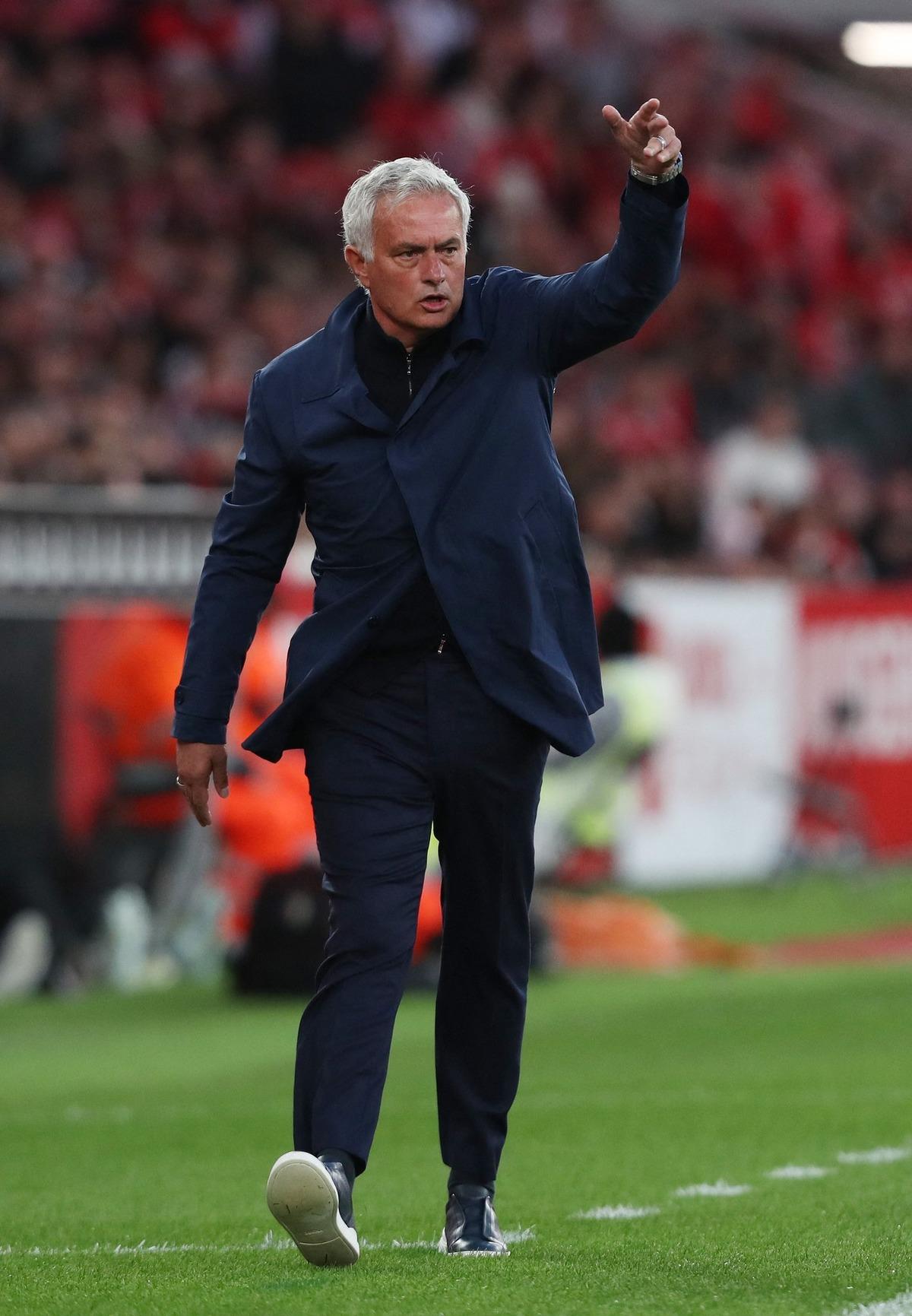 Benfica’ya Şampiyonlar Ligi şoku! Mourinho namağlup ama 3. sırada 4