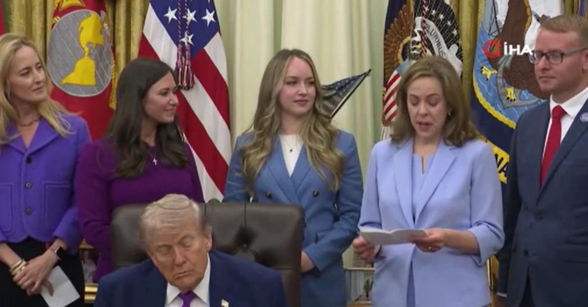 G&uuml;lme komşuna gelir başına: Trump uykuya yenik d&uuml;şt&uuml; 1