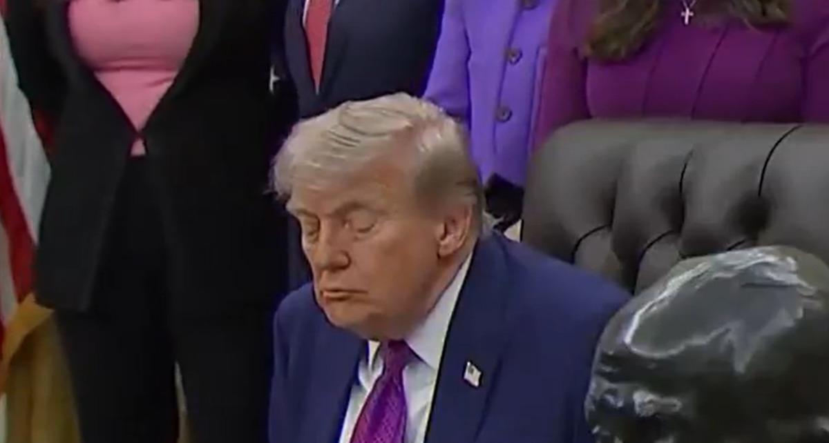 G&uuml;lme komşuna gelir başına: Trump uykuya yenik d&uuml;şt&uuml; 2