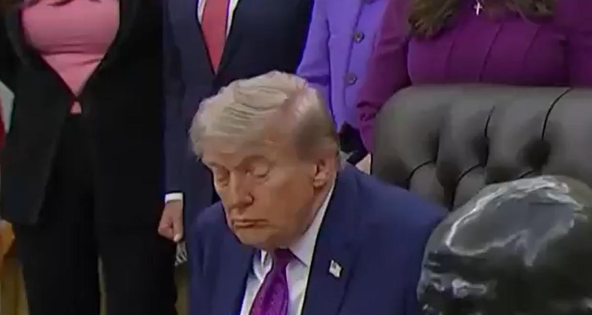 G&uuml;lme komşuna gelir başına: Trump uykuya yenik d&uuml;şt&uuml; 3
