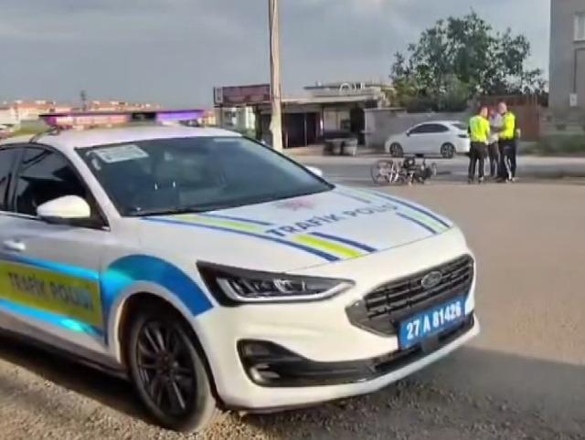 Gaziantep&rsquo;te otomobil ile &ccedil;arpışan motosikletin s&uuml;r&uuml;c&uuml;s&uuml; yaralandı 1