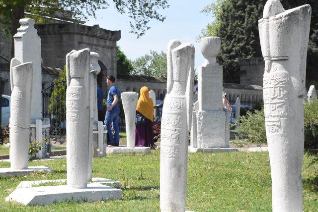 Yeniçerilerin restore edilen mezar taşları sergileniyor