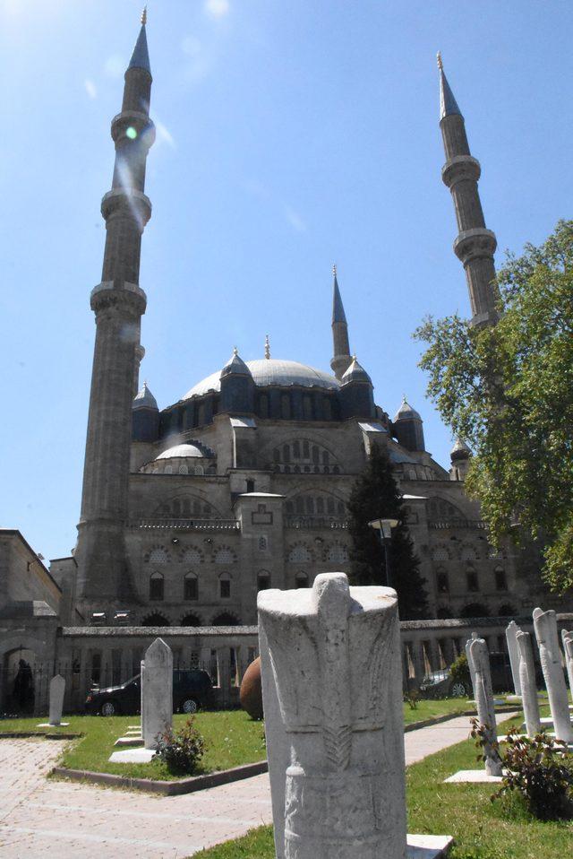 Yeniçerilerin restore edilen mezar taşları sergileniyor