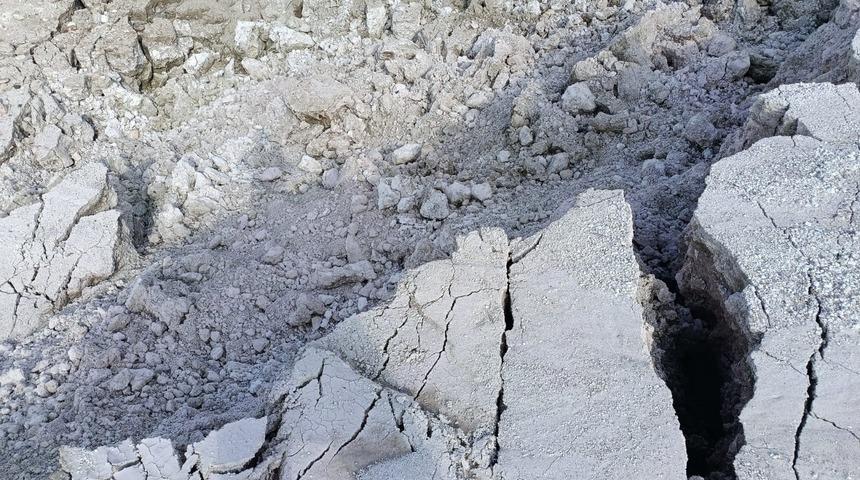 Eskişehir&rsquo;de toprak kayması korkuttu