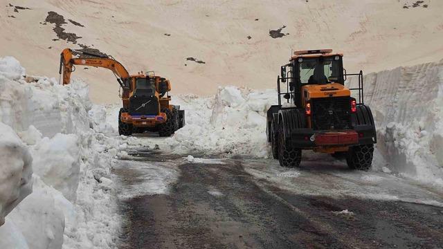 Kış bitti, karla m&uuml;cadele devam ediyor 9