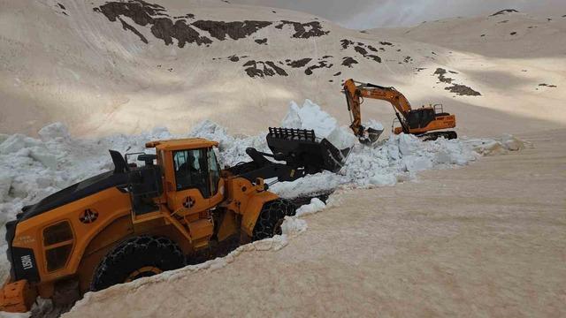 Kış bitti, karla m&uuml;cadele devam ediyor 6