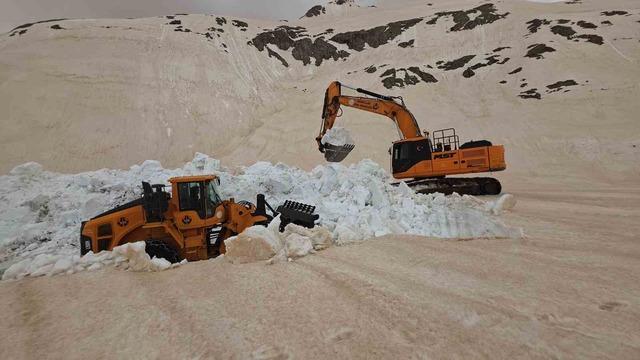 Kış bitti, karla m&uuml;cadele devam ediyor 5