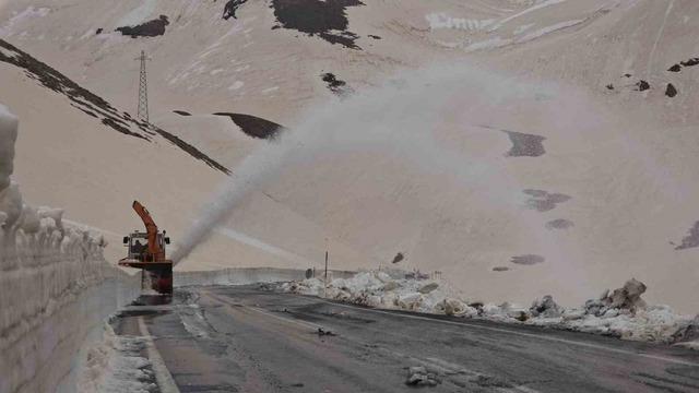 Kış bitti, karla m&uuml;cadele devam ediyor 2