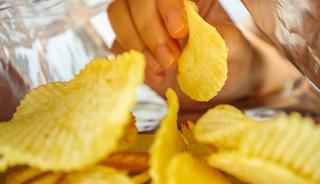 &Uuml;nl&uuml; cips devi siyah-beyaz paket kullanacak