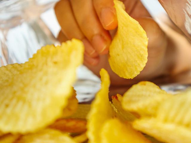 Kriz artık raflarda: &Uuml;nl&uuml; cips devi siyah-beyaz paket kullanacak