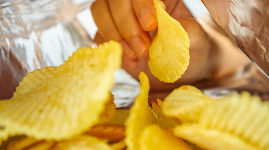 Kriz artık raflarda: &Uuml;nl&uuml; cips devi siyah-beyaz paket kullanacak