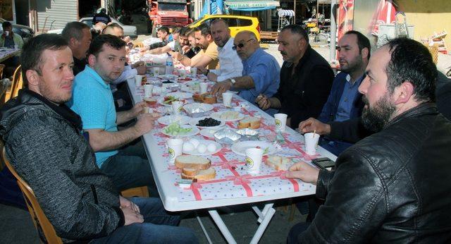 Başkan Emür, esnafla kahvaltıda bir araya geldi