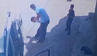 Baba, oğluyla kavga eden &ccedil;ocukları darbetti