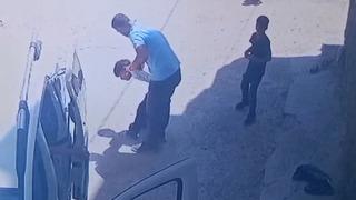Oğluyla kavga eden çocukları darbetti! Baba gözaltına alındı