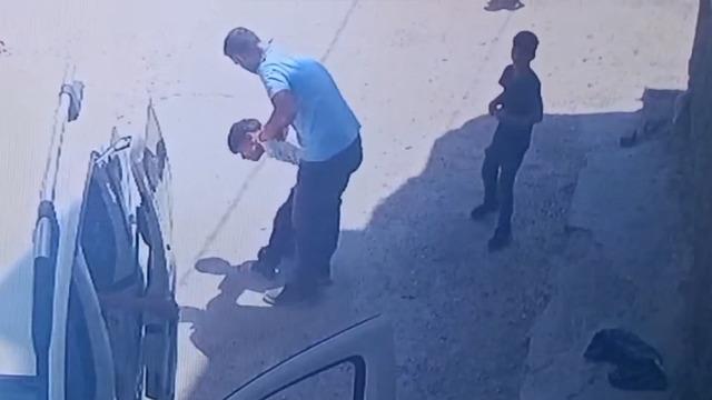 Oğluyla kavga eden çocukları darbetti! Baba gözaltına alındı