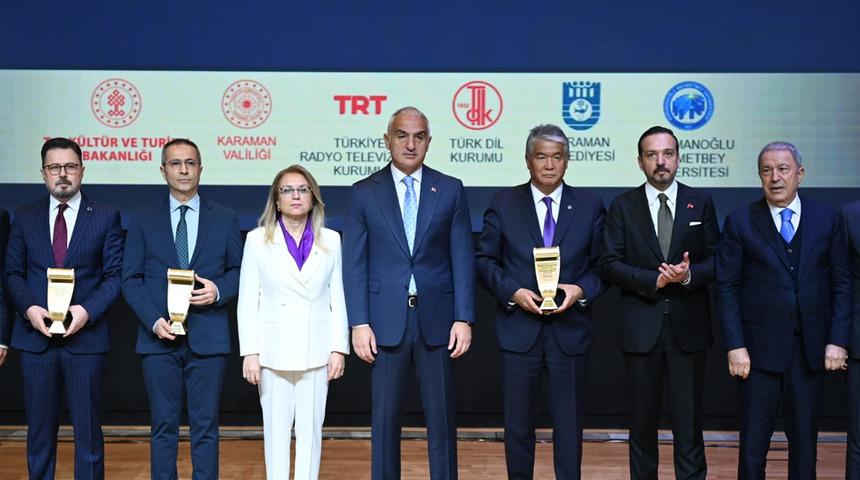 Bakan Ersoy'dan gen&ccedil;lere kritik uyarı: "Diline sahip &ccedil;ıkan millet geleceğine sahip &ccedil;ıkar"