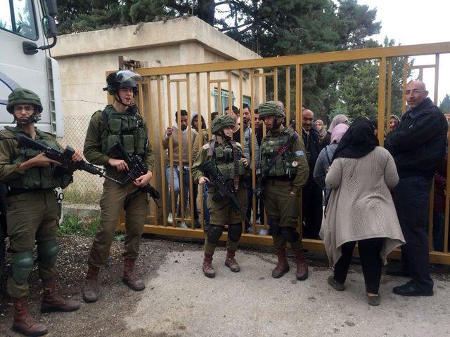 İsrail askerleri El Halil’de üniversite kapılarını kapattı