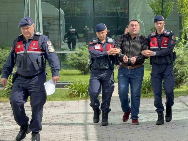 Babasını 8 kurşunla &ouml;ld&uuml;rd&uuml;, s&ouml;zleri dikkat &ccedil;ekti
