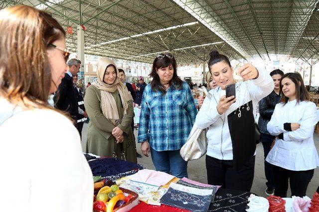 İclal Aydın hanımeli pazarını ziyaret etti