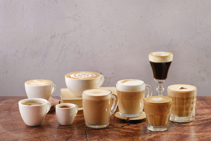 Sipariş fişinde bir latte bir de cappuccino var. S&uuml;tleri k&ouml;p&uuml;rt&uuml;rken aralarındaki farkı nasıl sağlarsın?