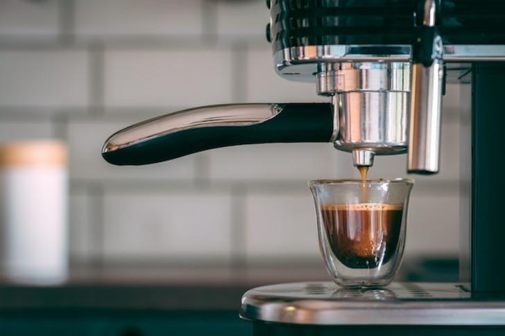 Espressoyu makineye taktın fakat su saniyeler i&ccedil;inde aktı ve kahve sulu oldu. M&uuml;dahale şeklin ne olurdu?