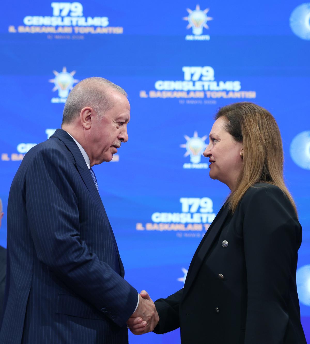 Burcu K&ouml;ksal dan olay &Ouml;zg&uuml;r &Ouml;zel iddiası: "Gecenin hangi saatinde ne yazacağı belli olmuyordu" 2