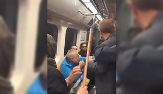 Oklavayla m&uuml;dahale etti! İstanbul'da metroda kavga