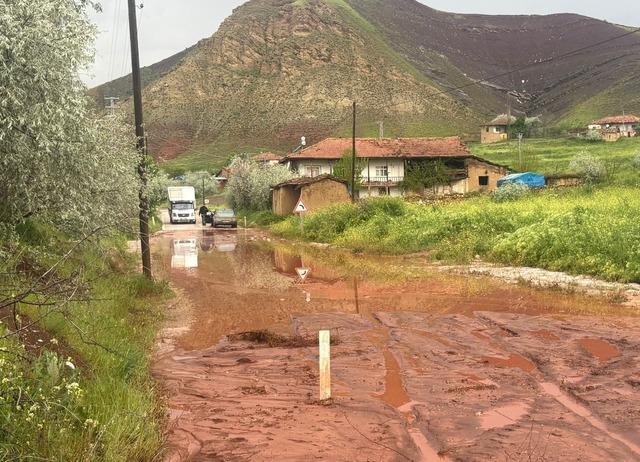 &Ccedil;orum da derenin taşması nedeniyle Sungurlu-&Ccedil;ankırı yolunda ulaşım aksadı 4