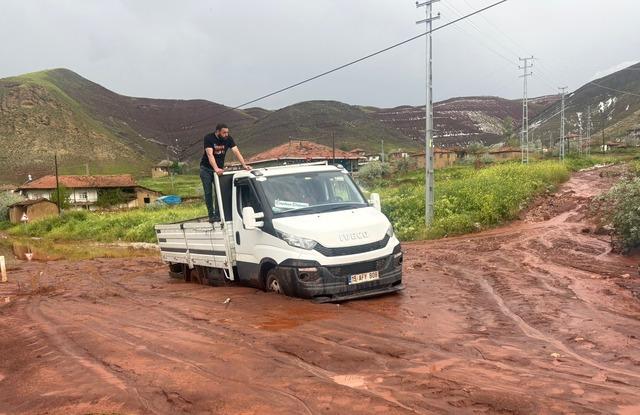 &Ccedil;orum da derenin taşması nedeniyle Sungurlu-&Ccedil;ankırı yolunda ulaşım aksadı 3