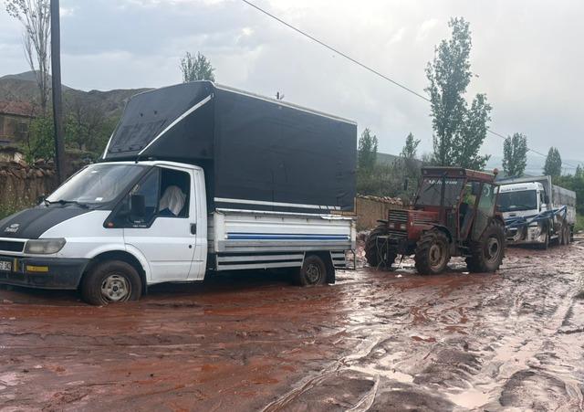 &Ccedil;orum da derenin taşması nedeniyle Sungurlu-&Ccedil;ankırı yolunda ulaşım aksadı 2