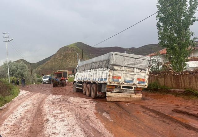 &Ccedil;orum da derenin taşması nedeniyle Sungurlu-&Ccedil;ankırı yolunda ulaşım aksadı 1